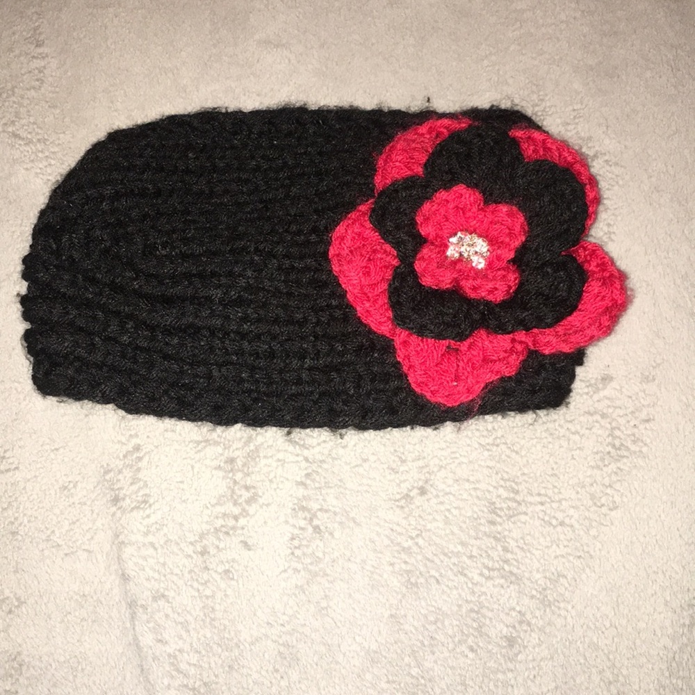 Super cute, knitted headpiece for winter !!